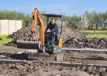 Gépi földmunka és tereprendezés szűk helyeken is - Casia Build Kft